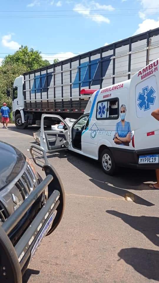 Acidente entre ambulância e caminhão no rodoanel em Barras PI 