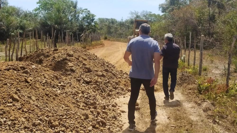 Prefeito Edilson Capote e secretário de Administração Wilson Sérvulo visitam obras de estrada vicinal na zona rural em Barras PI 