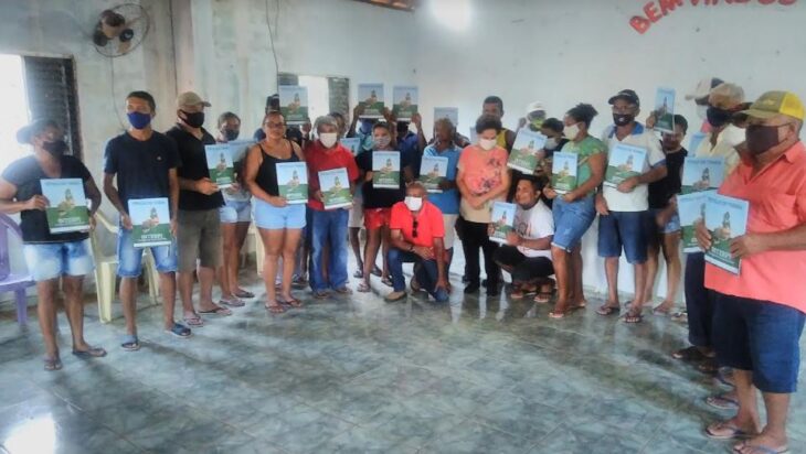 Vice-governadora entrega títulos de terras a agricultores de assentamento em Barras PI 