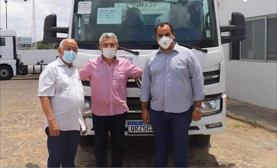 Deputado federal Júlio César destina ao município de Barras PI um carro compactador 