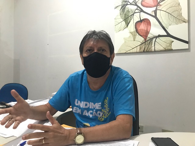 Secretário de Educação Cláudio César 