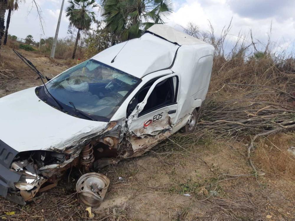 Colisão entre carro e duas carretas deixa duas pessoas feridas na BR-343 em Campo Maior