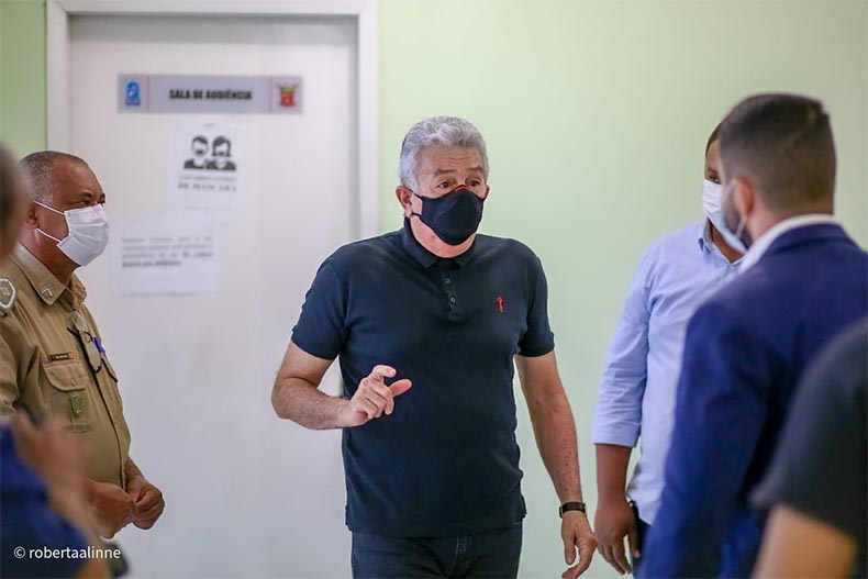 Policiais se apresentam pra explicarem ação que matou inocente e são presos