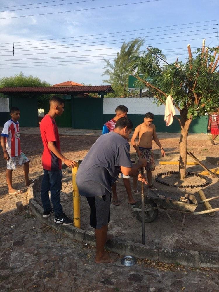 Jovens do bairro Santinho usam a criatividade para fazer arte pelo bairro em Barras PI