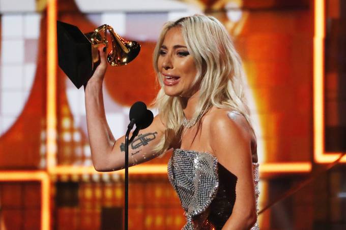 A cantora Lady Gaga vence na categoria de 'Melhor performance pop de duo ou grupo', durante cerimônia de premiação do Grammy, em Los Angeles - 10/02/2019 (Mike Blake/Reuters)