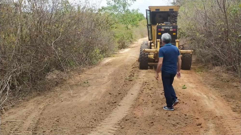 Prefeito de Barras PI Edilson Capote acompanha de perto recuperação de estrada vicinal na zona rural do município
