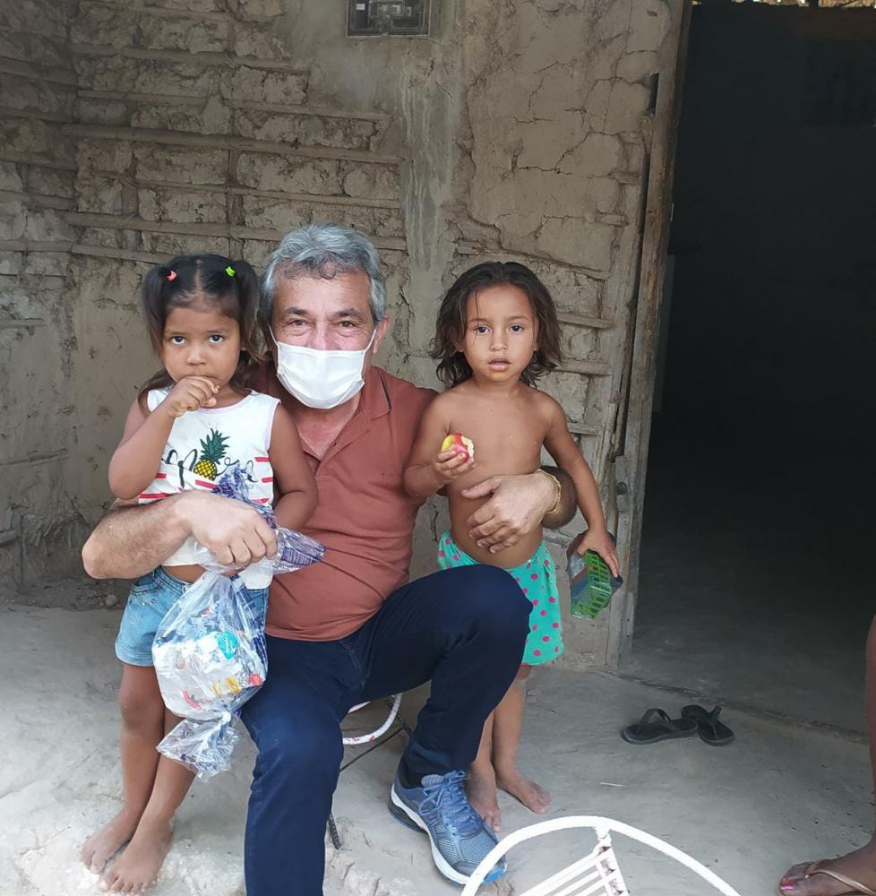 Prefeito Edilson Capote distribui brinquedos para as crianças na zona rural de Barras PI