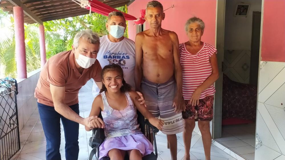 Prefeito Edilson Capote realiza sonho de jovem com deficiência na zona rural de Barras PI