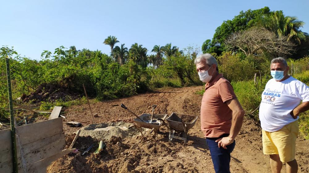 Prefeitura de Barras PI constrói passagem molhada na zona rural com recursos próprios