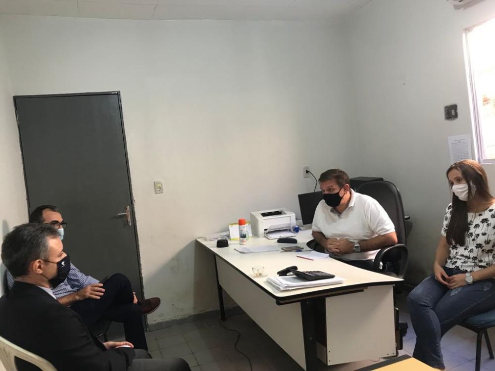 Equipe da Receita Federal durante visita a Barras
