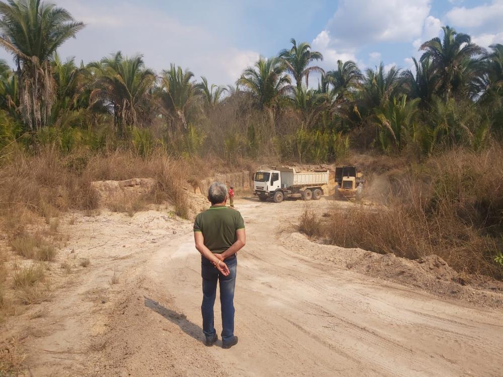 Prefeito Edilson Capote fiscalizando os trabalhos na zona rural 