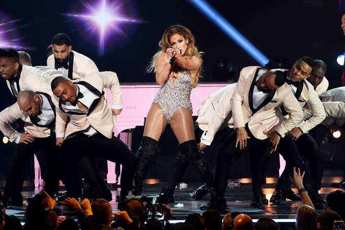 A cantora Jennifer Lopez se apresenta durante cerimônia de premiação do Grammy, realizada em Los Angeles - 10/02/2019 (Kevin Winter/The Recording Academy/Getty Images)