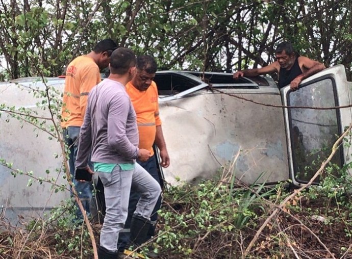 Pelo menos 3 pessoas ficam feridas após carro capotar em José de Freitas