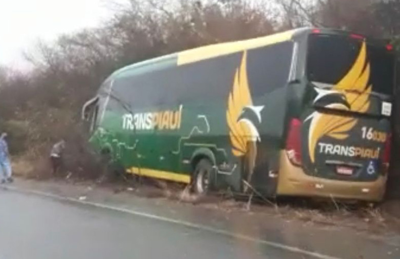 Mais um ônibus sofre acidente uma semana após colisão que matou três crianças no Piauí