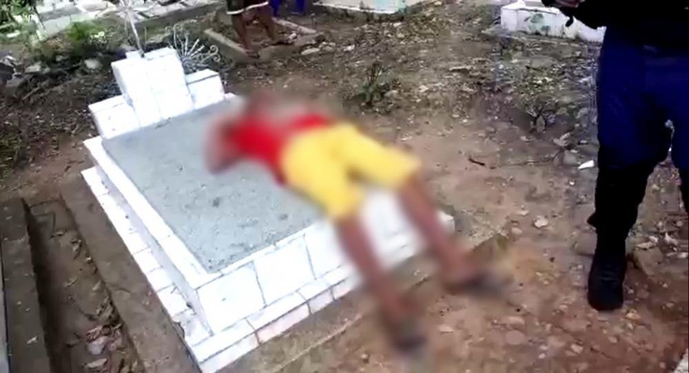Homem é morto a pauladas e corpo fica em cima de cova de cemitério em Teresina