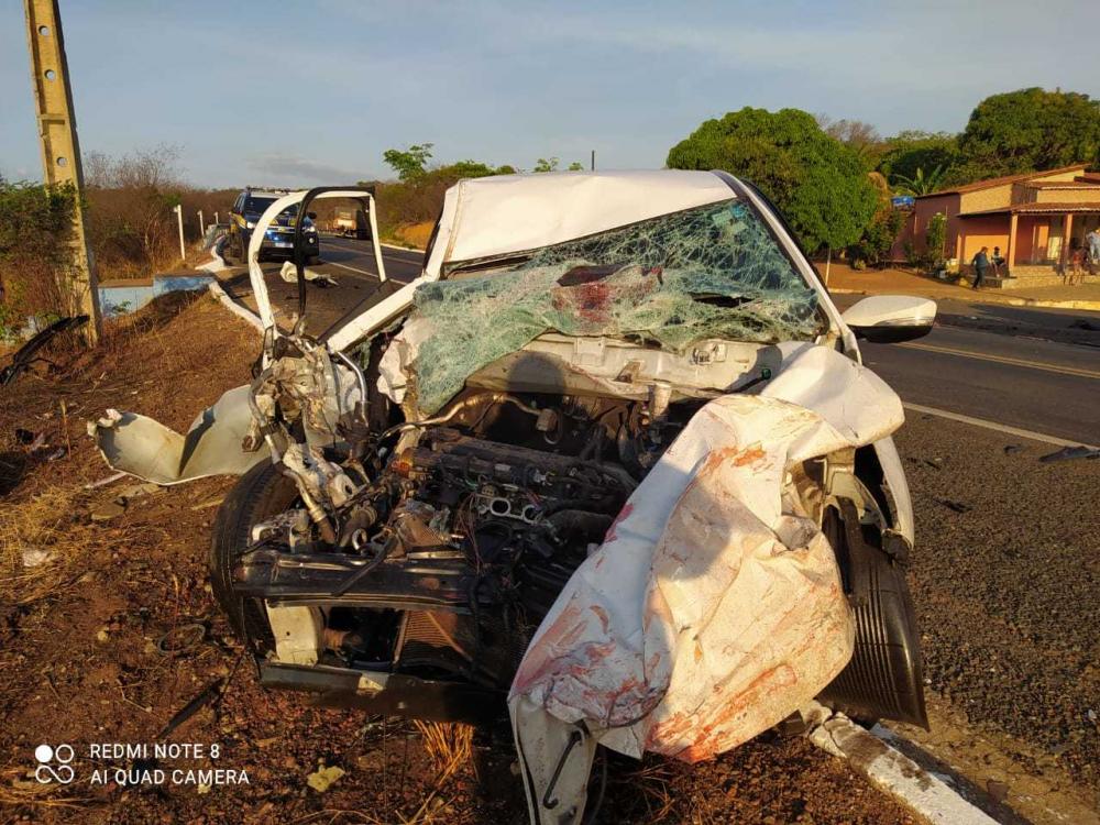 Homem morre e dois ficam feridos após colisão frontal entre carro de passeio e caminhão em Dom Expedito Lopes