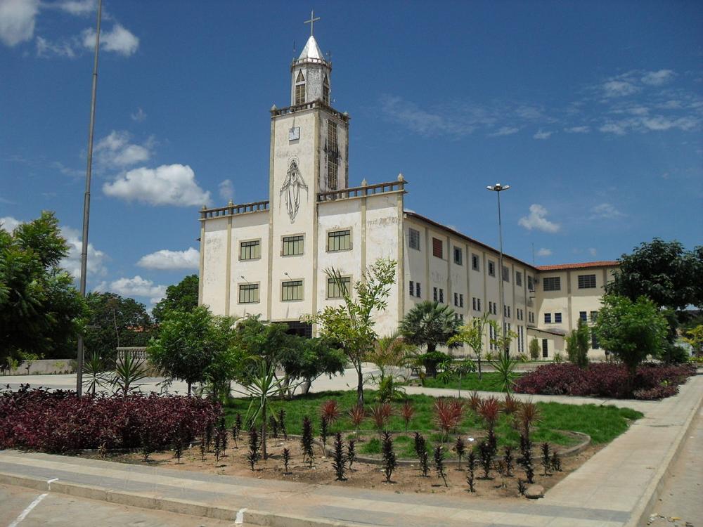 Padre é afastado de igreja após envio de mensagens 'imorais' para menor