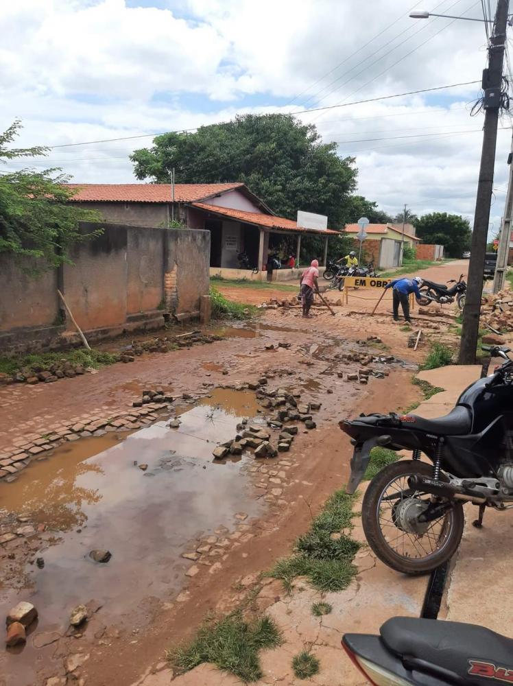 Prefeito Edilson Capote autoriza construção do escoamento das águas no final da rua São José em Barras PI