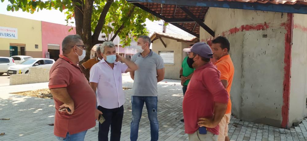 Prefeito Edilson Capote acompanha a obra do Complexo Asa Delta na praça do DER