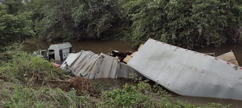 Carreta cai dentro de rio após se envolver em acidente em Campo Maior PI