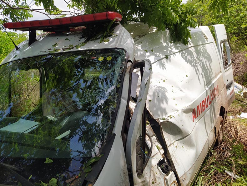 Motorista de ambulância morre em acidente na BR-135 ao transportar três pessoas