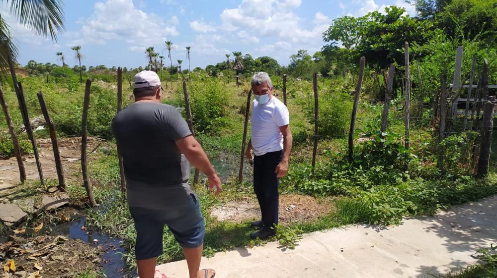 Prefeito Edilson Capote assina ordem de serviço para resolver problema de galeria no bairro Xique xique