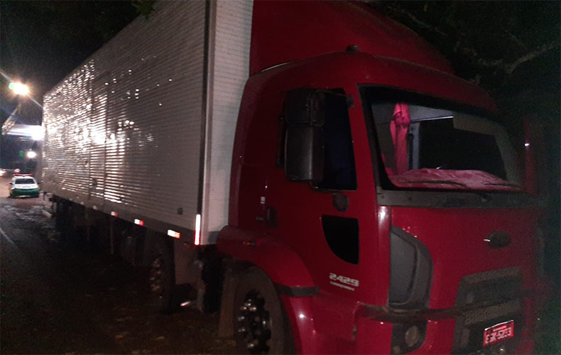 Polícia intercepta caminhão com quase 28 mil caixas de cigarros contrabandeado