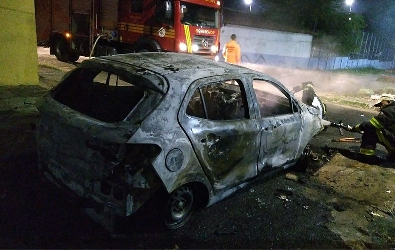 Carro é incendiado após troca tiros entre criminosos na zona Sul de Teresina