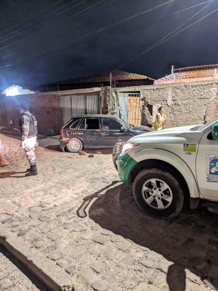 Carro derruba muro durante fuga de bandidos na Zona Leste de Teresina