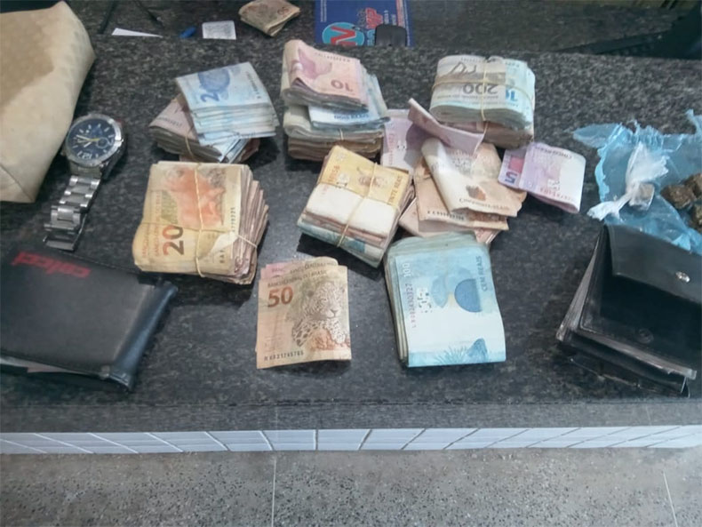 Donos de bar são presos com droga e mais de R$ 22 mil em dinheiro