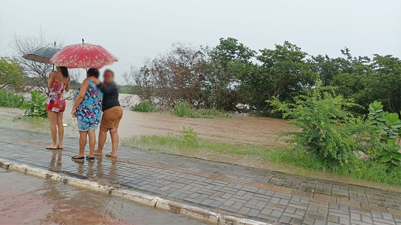 Rio Parnaíba começa a transbordar em Floriano e alaga avenida
