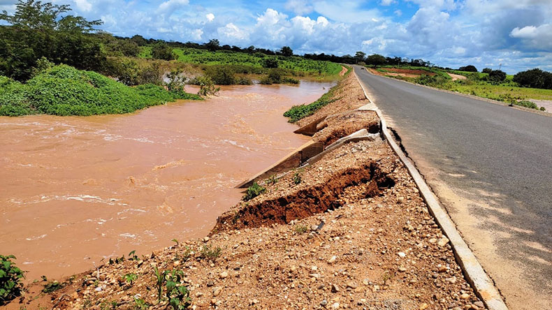 Rodovia que liga Curimatá a Morro Cabeça no Tempo rompe e deixa famílias isoladas