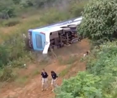 Uma criança morre e 10 ficam feridos em acidente com ônibus no Sul do estado