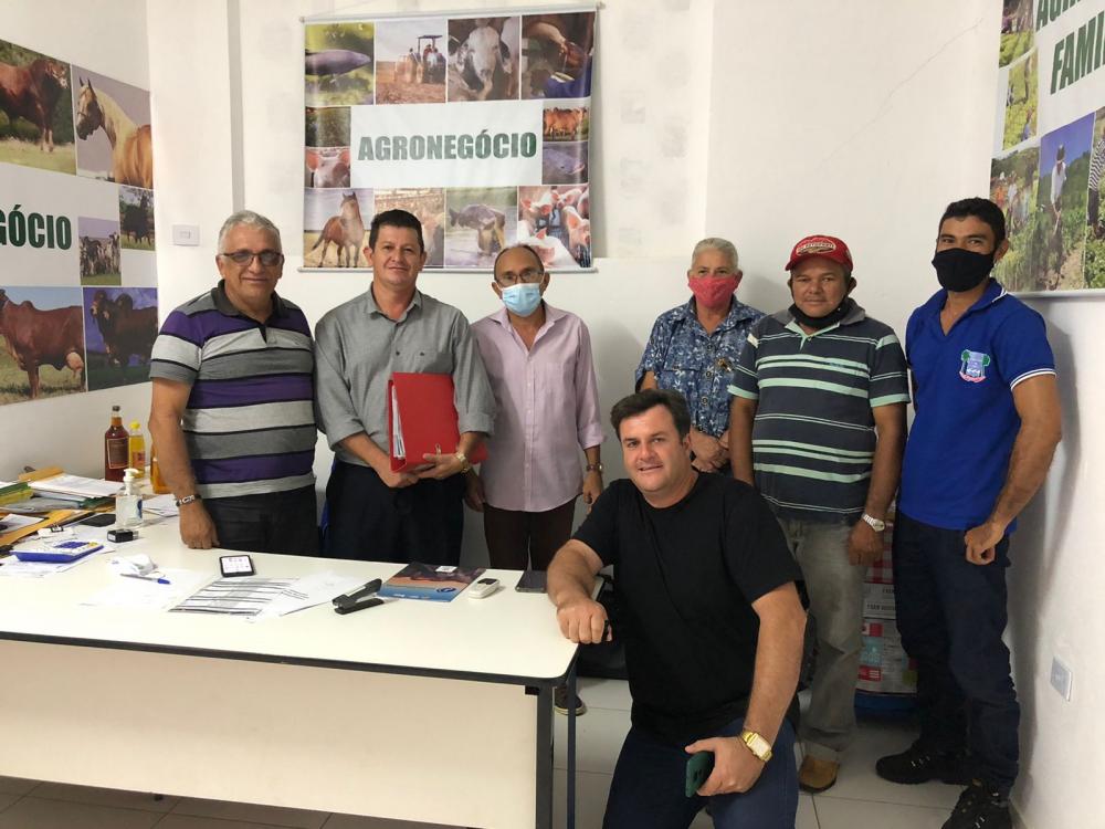 Foto: Família brasileira com negócios no Paraguai com técnicos da prefeitura de Barras PI