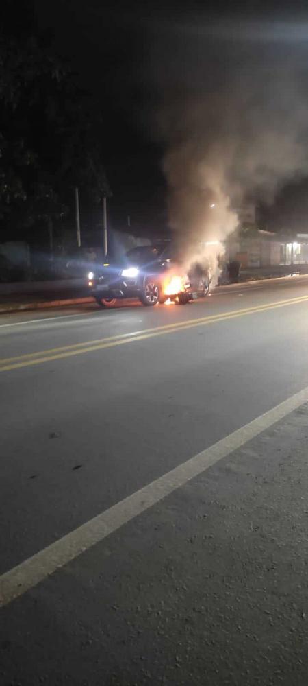 Carro arrasta motoqueiro e veículos pegam fogo em cidade do Piauí