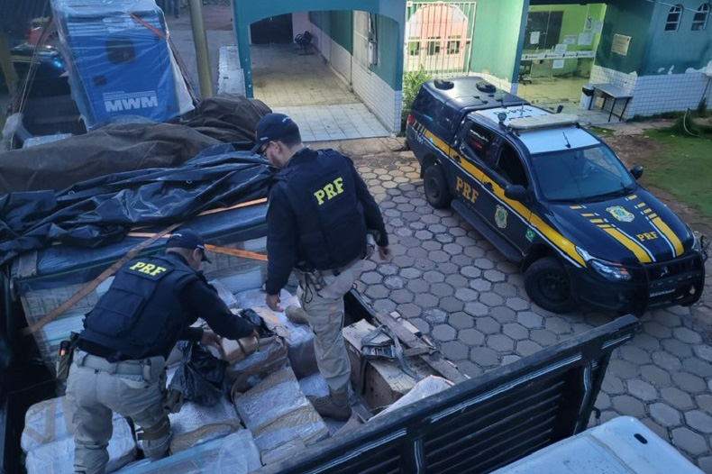 PF e PRF apreendem caminhão com mais de 650kg de maconha em Bom Jesus