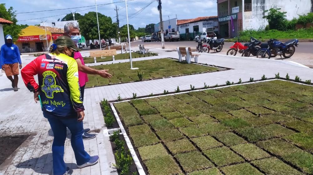 Prefeito de Barras PI visitou obra na praça do Detran 