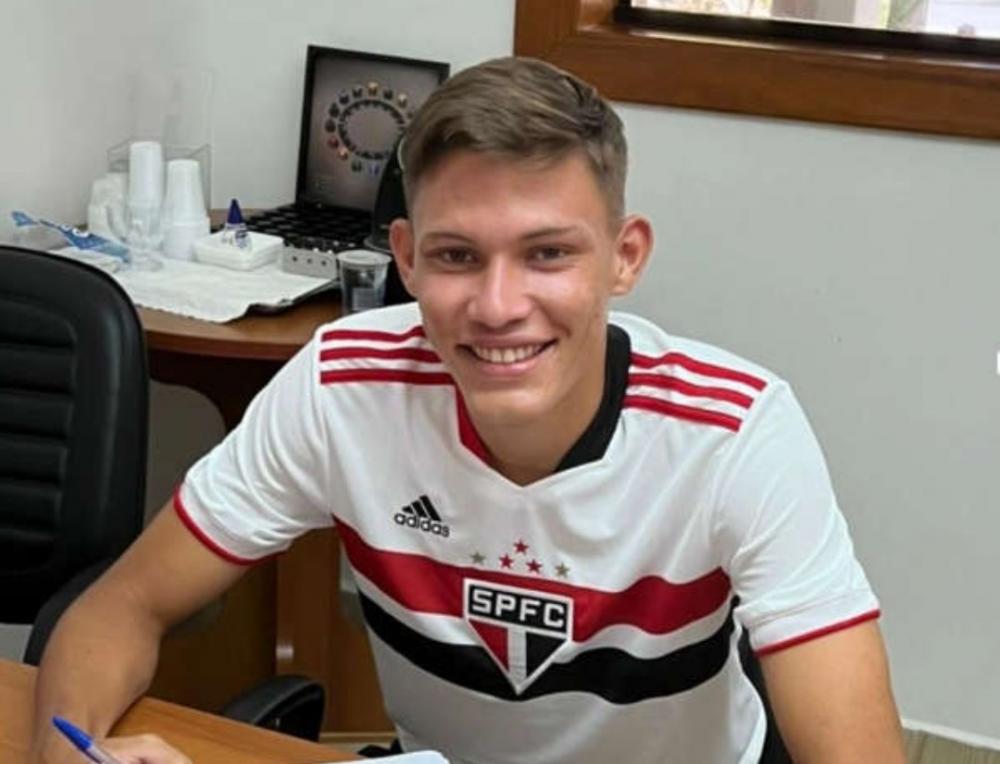 Zagueiro Lucas Sousa assinou contrato até o final de 2023 para jogar no sub-20 do São Paulo (Foto: Divulgação