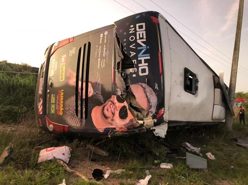 Cantor Devinho Novaes fica ferido em acidente com ônibus; saxofonista morre