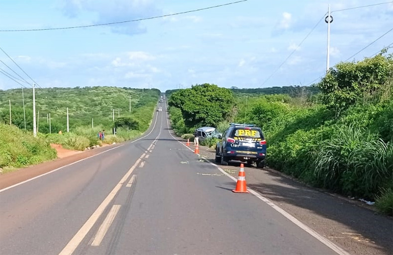 Colisão entre carro e motocicleta deixa uma pessoa morta na BR 316