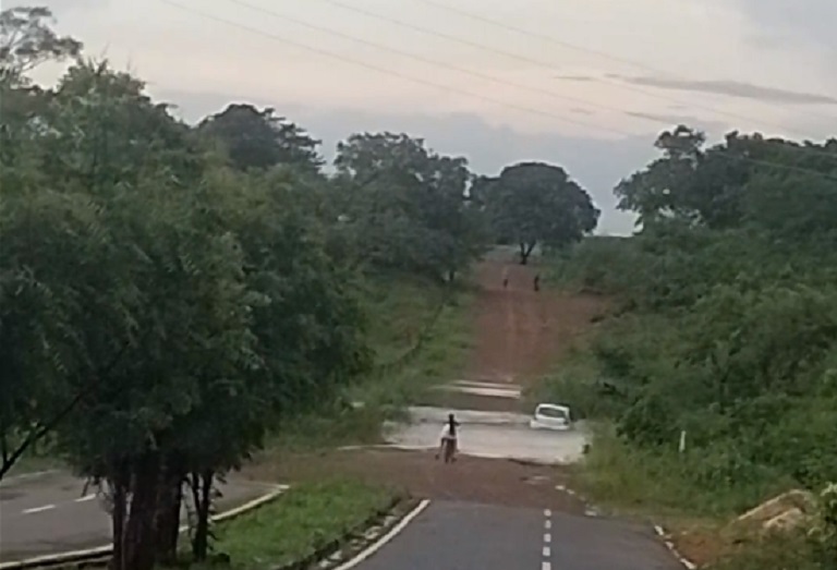 Motorista morre ao ter carro arrastado em riacho no norte do Piauí
