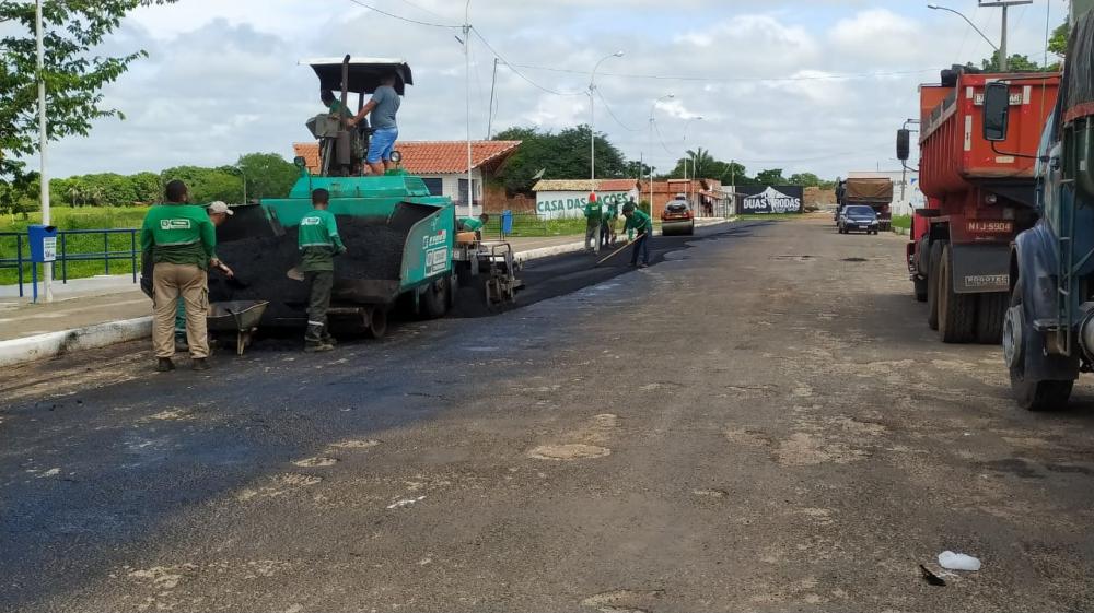 Como parte das ações do Novo Governo Edilson Capote em Barras PI avenida Beira Rio recebe novo asfaltamento