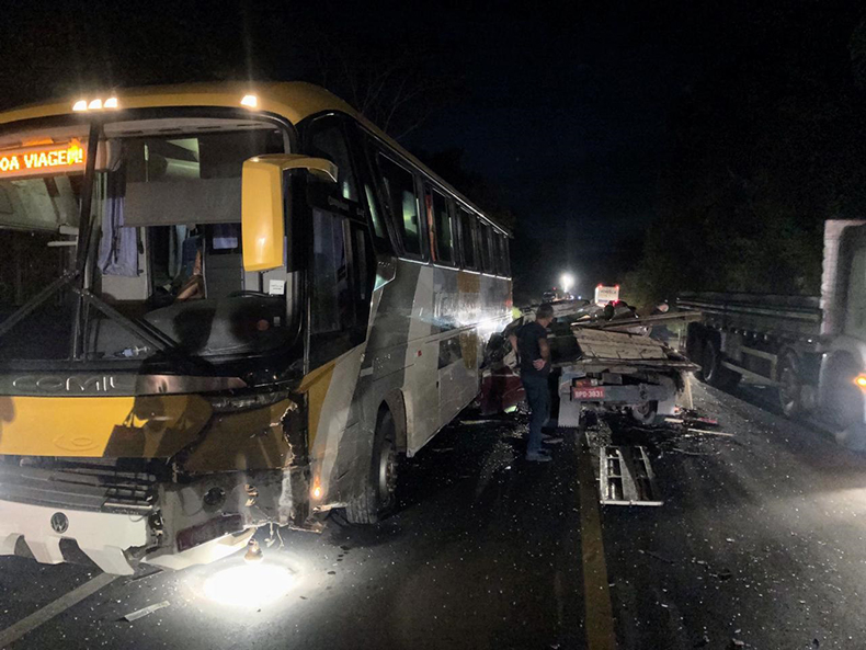 Motorista colide em ônibus após tentar ultrapassar fila de veículos na BR-343 no Piauí