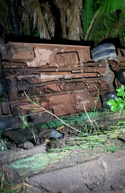 Micro-ônibus com 11 pessoas sai da pista e tomba na PI-130 em Teresina