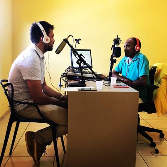 Secretário durante entrevista na Barras FM 