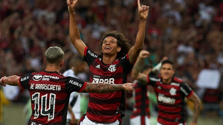 Willian Arão comemora vitória do Flamengo diante do Vasco neste domingo. (Foto: Armando Paiva / Lancepress!