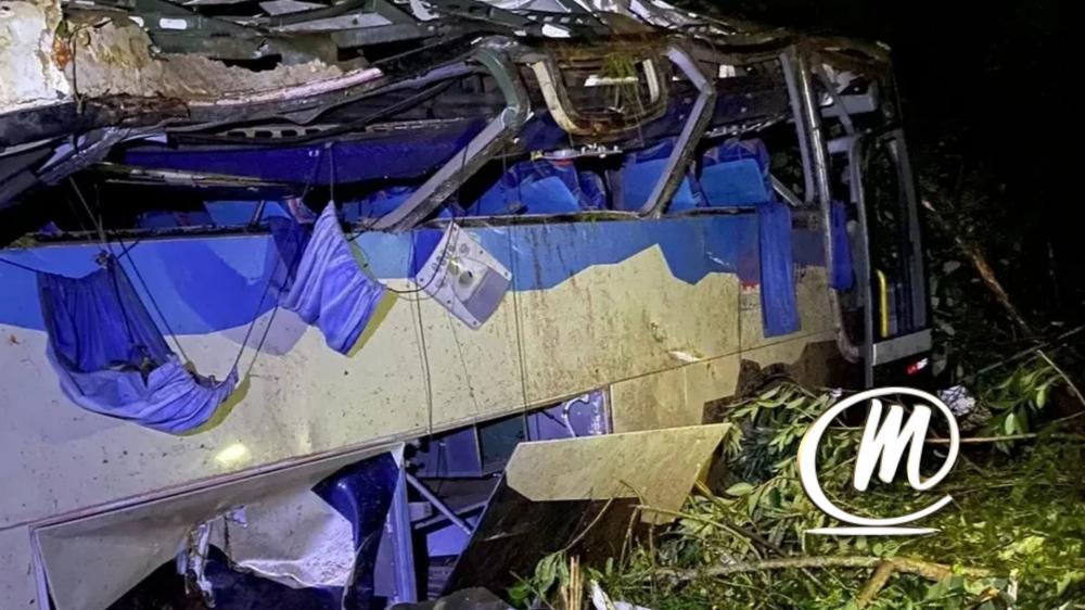 Ônibus caiu de ribanceira, em Sapopema — Foto: PRE