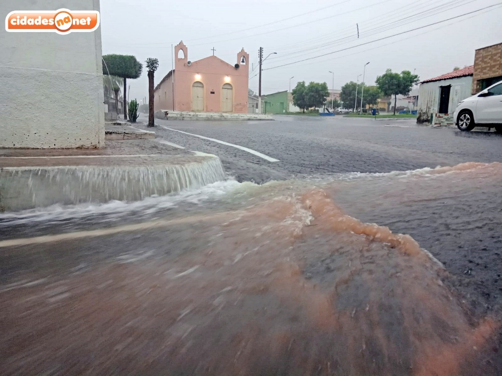 Cidade do Piauí registra 2 horas de chuva intensa e barragem transborda após 14 anos