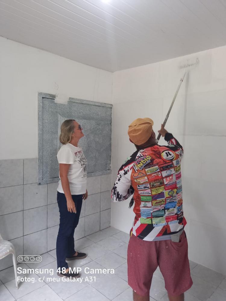 Vice prefeita Cinara Lages acompanha os últimos retoques na pintura