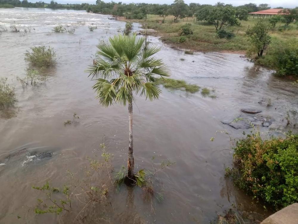 Rio Marataoan, em Barras, se aproxima da cota de inundação após fortes chuvas no município